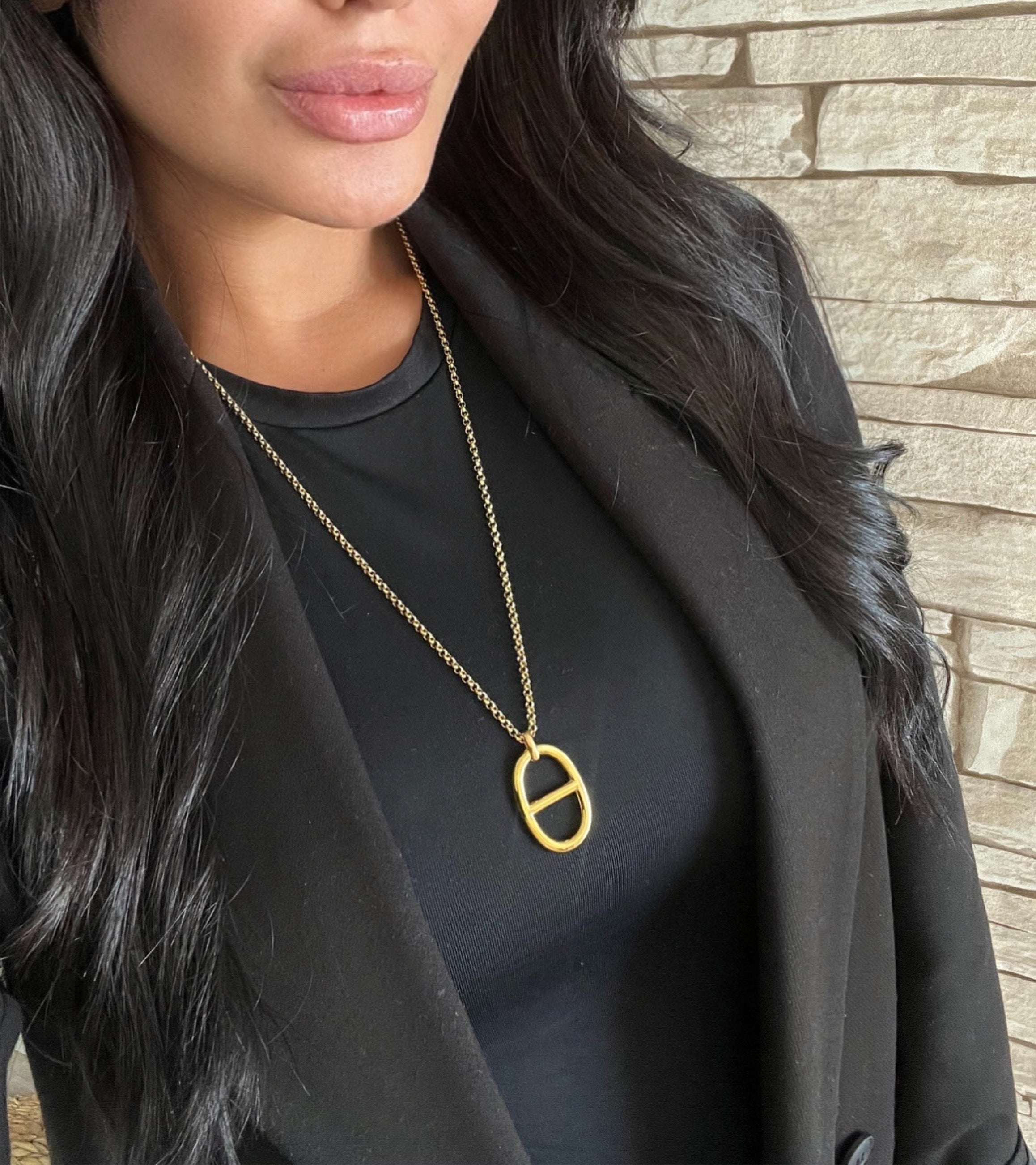 Collier Élégance Dorée — pendentif ovale en acier inoxydable